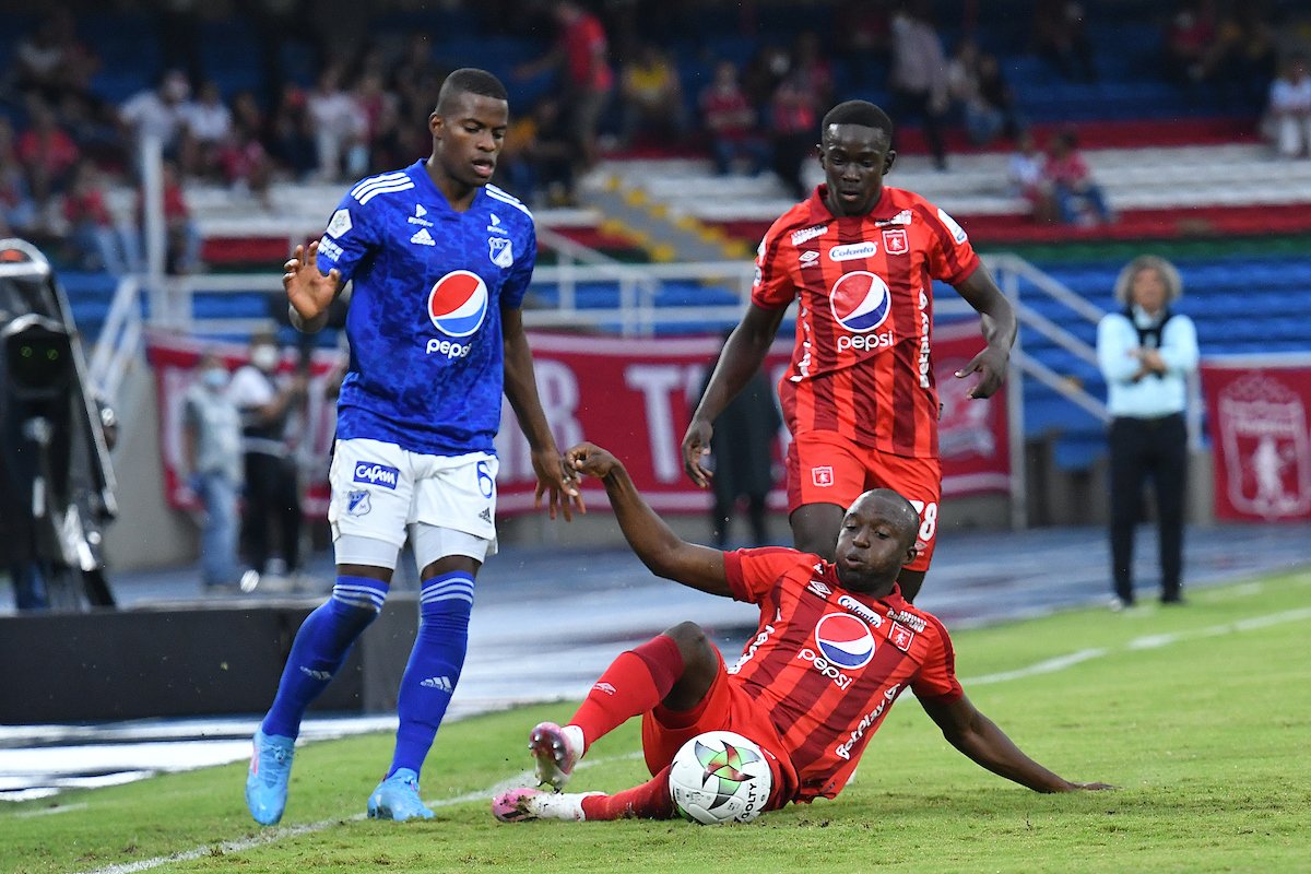 Millonarios cayó con el América y sigue cediendo puntos fuera de casa A Millonarios le está costando sacar buenos resultados de visitante. Este domingo perdió 3-2 con el América, en el estadio Pascual Guerrero de Cali, y sumó su segunda caída fuera de casa.