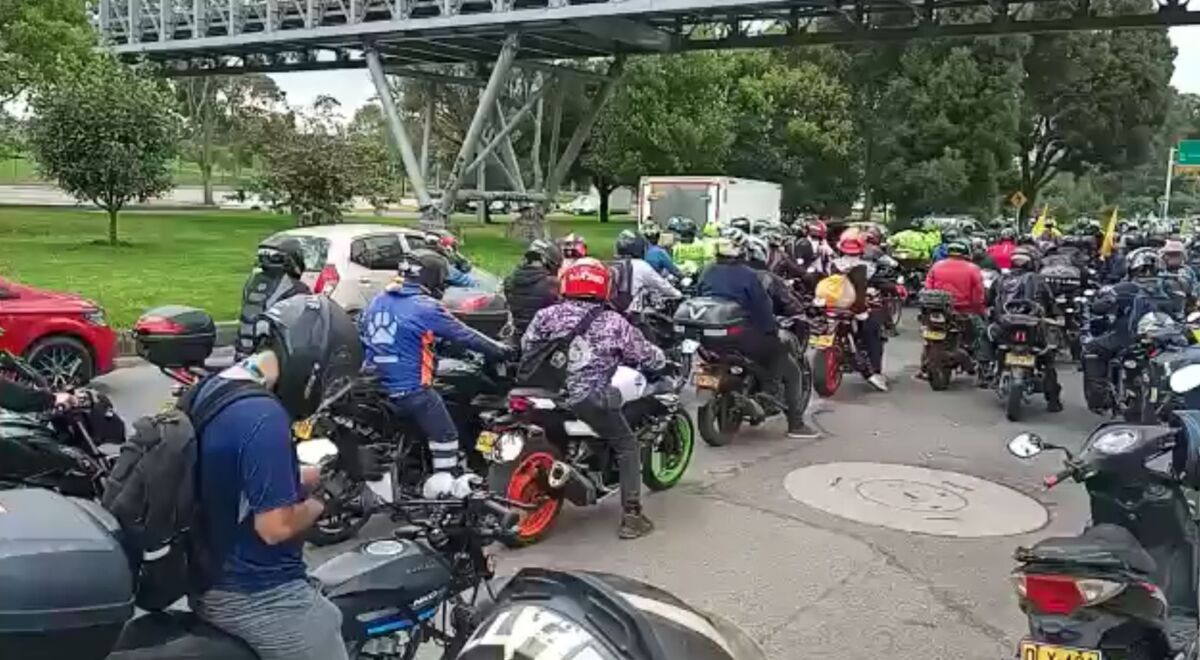 Alcaldesa mantiene medida del parrillero, pero con excepciones 2 Alcaldesa mantiene medida del parrillero, pero con excepciones Después de los numerosos bloqueos y actos de protestas hechos por el grupo de moteros en la ciudad de Bogotá, con el fin de mostrar el descontento que prohibía el parrillero entre las 7 de la noche a las 4 de la mañana, la alcaldesa Claudia López se pronunció y ratificó la continuidad de las restricciones de movilidad en la capital pero con algunas excepciones.