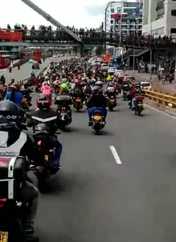 EN VIDEO: Río de motociclistas en plan tortuga por calles de Bogotá 1 EN VIDEO: Río de motociclistas en plan tortuga por calles de Bogotá Este lunes los motorizados en Bogotá decidieron salir a las calles para hacer un plan tortuga y así manifestar su rechazo a la medida anunciada por el distrito de prohibir el acompañante en moto los días, jueves, viernes y sábados en un horario específico.