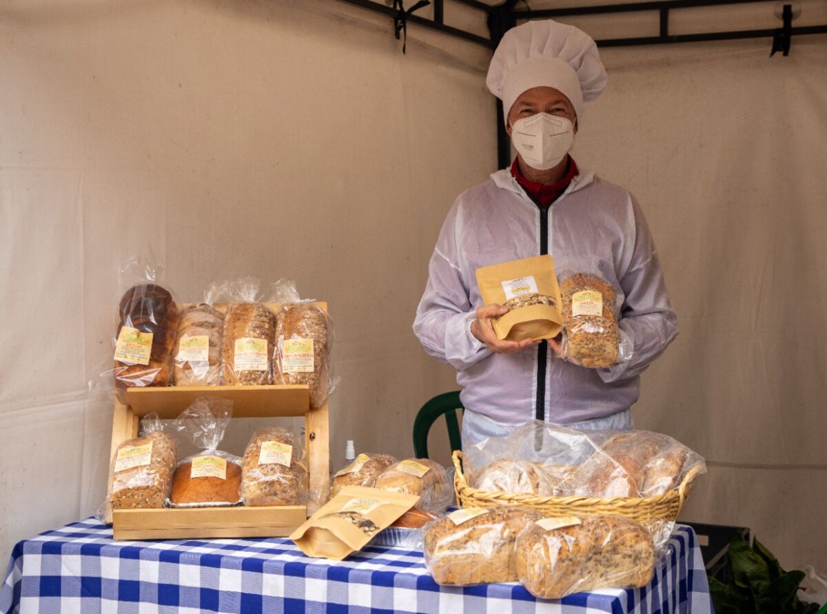 Vuelven los 'Mercados Campesinos' al Jardín Botánico 2 Vuelven los 'Mercados Campesinos' al Jardín Botánico Si busca alimentos orgánicos, a precios justos, frescos, y libres de químicos, este sábado 2 y domingo 3 de abril el Jardín Botánico realizará la novena versión de los 'Mercados Campesinos'.