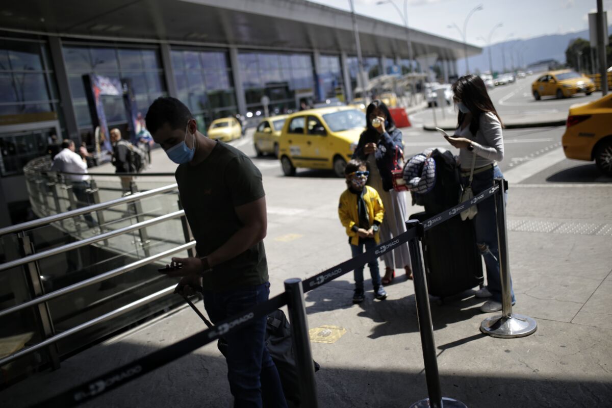 Migración estima que más de 400.000 viajeros cruzarán las zonas fronterizas 3 Migración estima que más de 400.000 viajeros cruzarán las zonas fronterizas Migración Colombia informó que para el transcurso de la Semana Santa estiman que aproximadamente 407.000 personas pasarán por emigración e inmigración en los puestos de control en todo el territorio nacional.