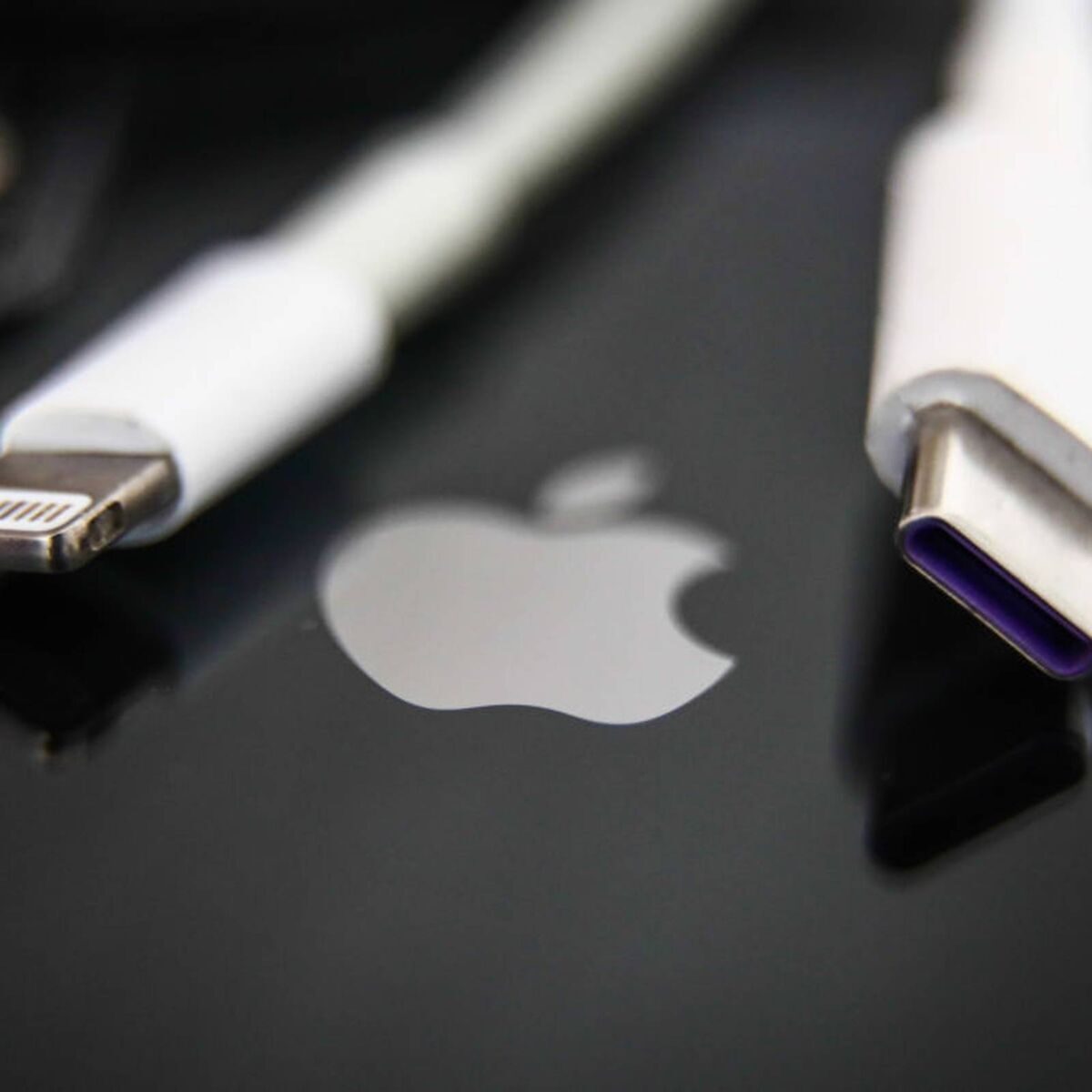 Millonaria demanda a Apple por no incluir cargador en el Iphone 1 Millonaria demanda a Apple por no incluir cargador en el Iphone La compañía Apple fue demandada por una millonaria suma por un cliente, quien argumentó que es un abuso que el Iphone no venga con su cargador.