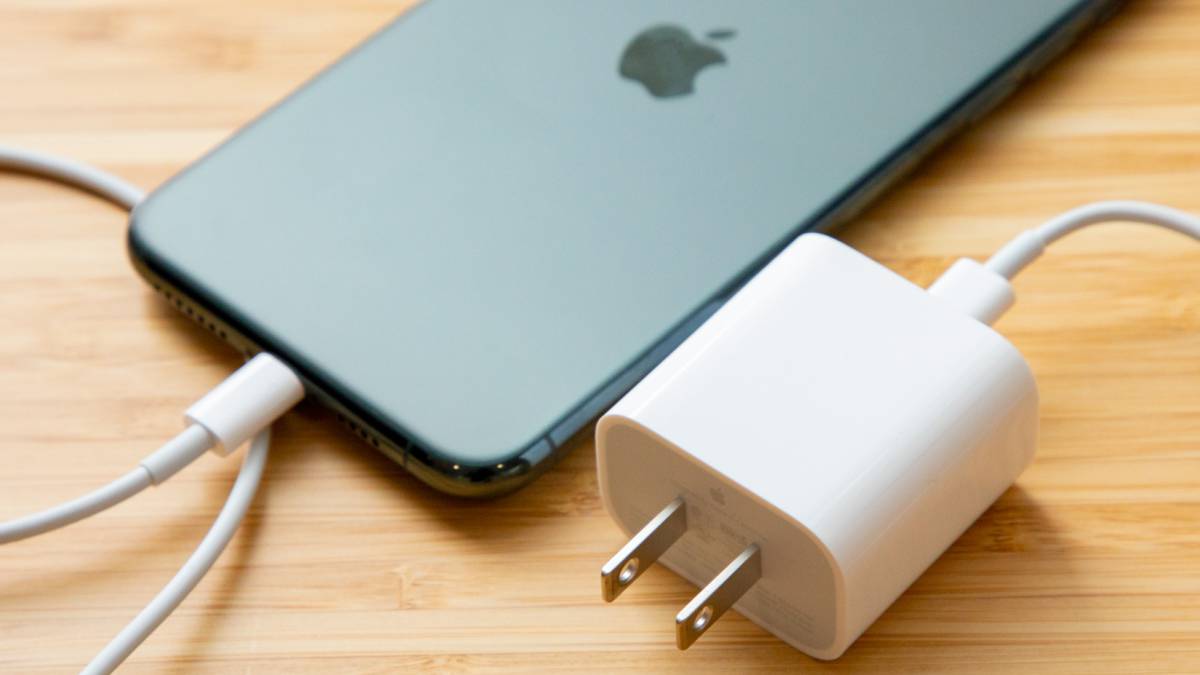 Apple alerta sobre falla que permite a pillos tomar el control de los dispositivos Apple alertó sobre una falla que permite a piratas informáticos tomar el control de iPhones, iPads y computadores Mac, y urgió a sus usuarios a instalar actualizaciones de software de emergencia.