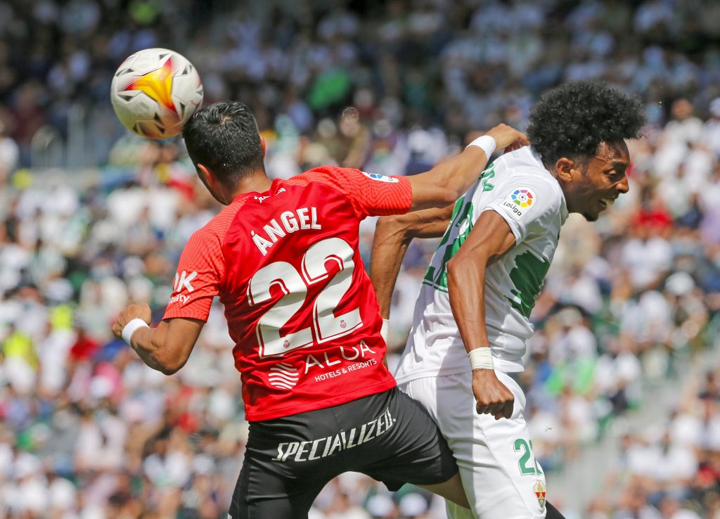 Mojica anotó y salvó al Elche del descenso 4 Mojica anotó y salvó al Elche del descenso El Elche, con un tanto del lateral colombiano Johan Mojica, dio un paso de gigante en sus aspiraciones de lograr la permanencia en la primera división de España tras superar por goleada al Mallorca, del técnico mexicano Javier Aguirre, rival directo, que no logra alejarse de la zona de peligro.