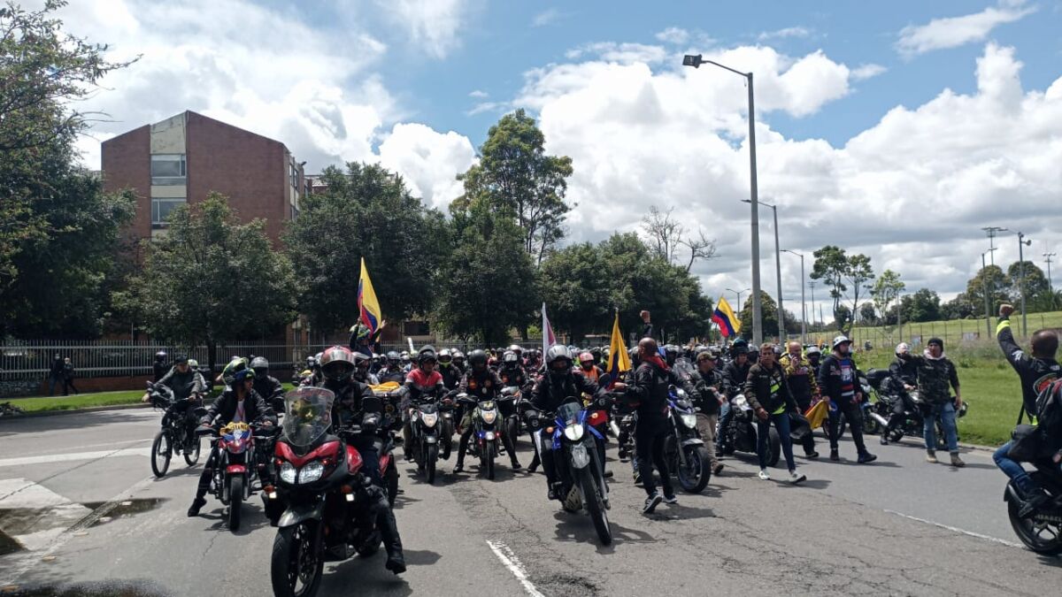 EN VIDEO: Ya arrancaron las movilizaciones de moteros en Bogotá 3 EN VIDEO: Ya arrancaron las movilizaciones de moteros en Bogotá Debido a las manifestaciones de moteros en la ciudad, se presenta afectaciones viales en la avenida NQS con calle 92 y en la carrera séptima con calle 72.