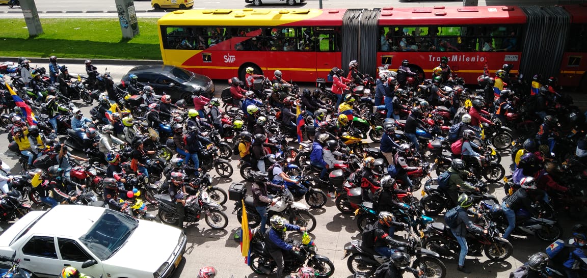 EN VIDEO: Ya arrancaron las movilizaciones de moteros en Bogotá 2 EN VIDEO: Ya arrancaron las movilizaciones de moteros en Bogotá Debido a las manifestaciones de moteros en la ciudad, se presenta afectaciones viales en la avenida NQS con calle 92 y en la carrera séptima con calle 72.