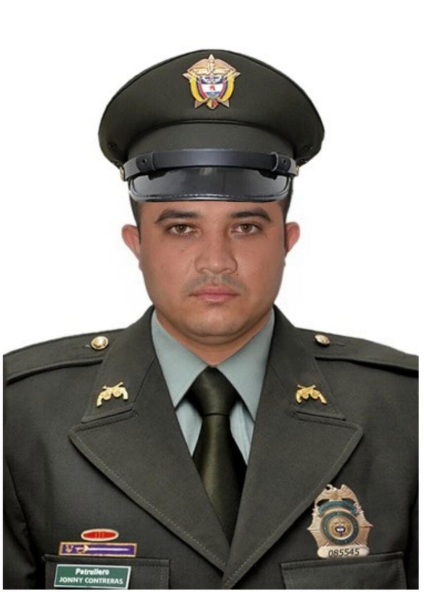 Asesinan a machete a patrullero en hecho de intolerancia 10 Asesinan a machete a patrullero en hecho de intolerancia En el municipio de Aguachica, Cesar, el patrullero Jonny Alfredo Contreras Cruz, después de atender un caso de violencia intrafamiliar en el barrio Villa Paraguay, falleció tras ser herido de gravedad con un machete por un hombre que se resistió a continuar con el procedimiento policial.