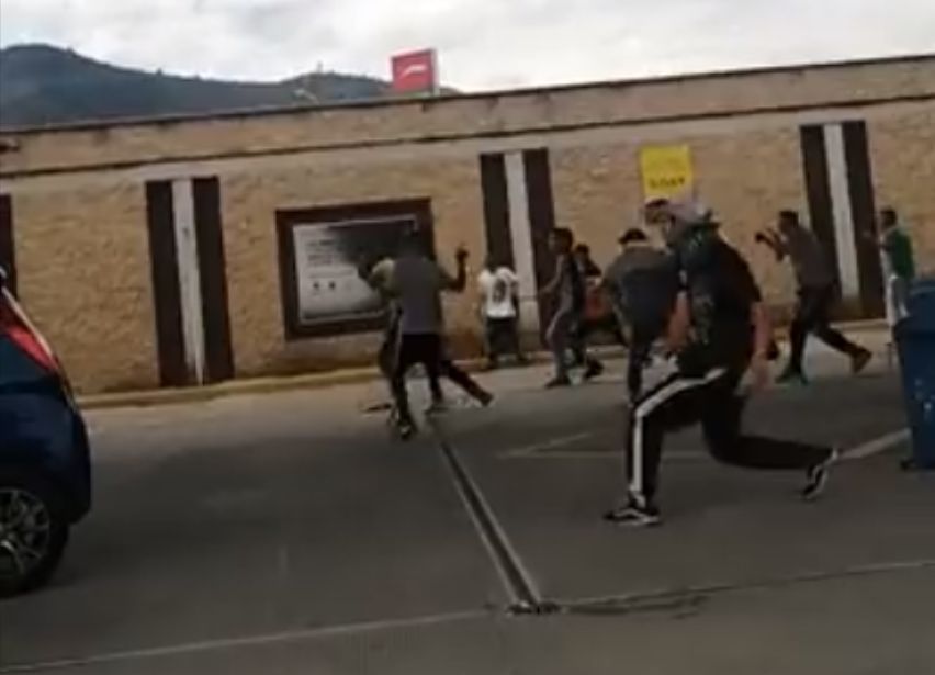 Cinco personas heridas y una capturada fue saldo de la riña entre hinchas de Nacional 1 Cinco personas heridas y una capturada fue saldo de la riña entre hinchas de Nacional La Policía de Cundinamarca entregó el balance de lo sucedido en la tarde de este sábado 2 de abril en la variante entre los municipios de Chía y Cota por cuenta de la riña entre barristas del Atlético Nacional.