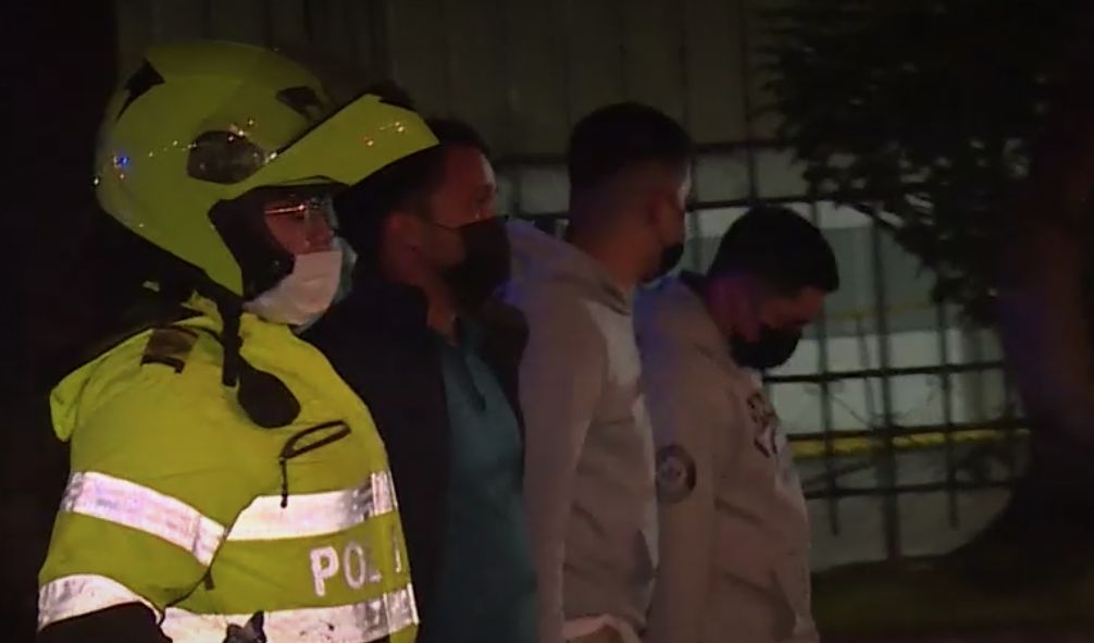 Pillos se hicieron los borrachos para atracar a pasajeros de un TransMilenio 2 Pillos se hicieron los borrachos para atracar a pasajeros de un TransMilenio En horas de la noche del martes, unos ladrones se hicieron los borrachos para posteriormente sorprender a los pasajeros de un TransMilenio y perpetrar un masivo hurto al norte de la ciudad.