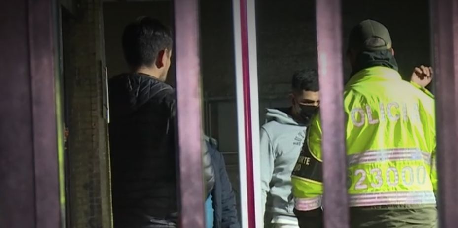 Pillos se hicieron los borrachos para atracar a pasajeros de un TransMilenio 1 Pillos se hicieron los borrachos para atracar a pasajeros de un TransMilenio En horas de la noche del martes, unos ladrones se hicieron los borrachos para posteriormente sorprender a los pasajeros de un TransMilenio y perpetrar un masivo hurto al norte de la ciudad.