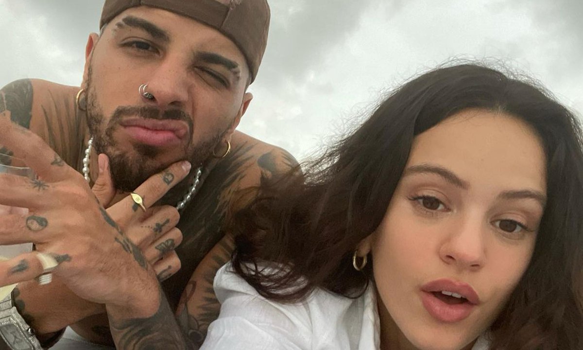 Rauw Alejandro, otro más que se tatúa el nombre de su novia En cantante de música Urbana, Rauw Alejandro, recientemente mostró muy orgulloso que lleva tatuado el nombre de su novia, la también artistas conocida como 'La Rosalía'.