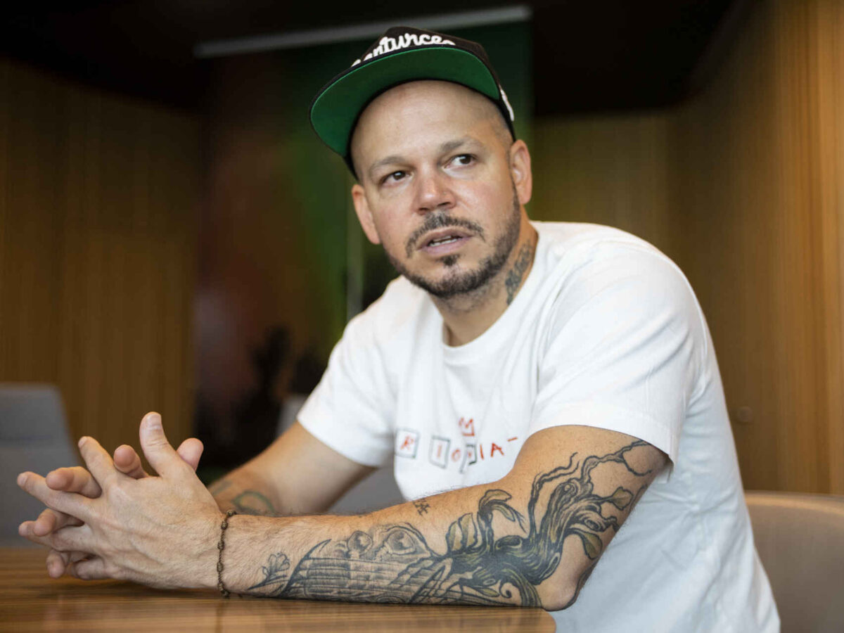 Los famosos que han tenido problemas con J Balvin 1 Los famosos que han tenido problemas con J Balvin La última pelea que ha sonado en redes sociales y que involucra a J balvin es con el cantante Cristian Nodal, pero el mexicano no ha sido el único que ha tenido 'encontrones' con el colombiano.