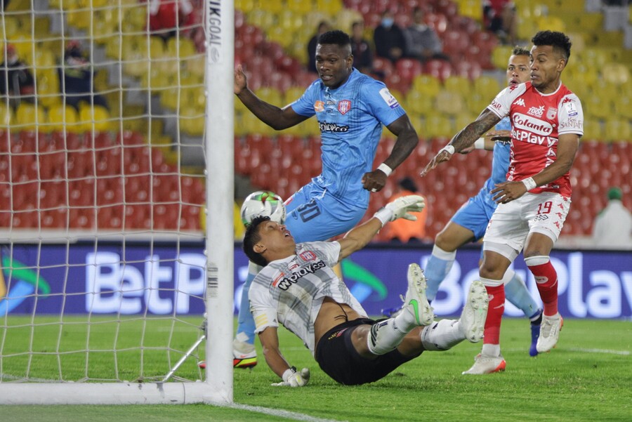 Santa Fe le ganó al Unión Magdalena y volvió al grupo de los 8 2 Santa Fe le ganó al Unión Magdalena y volvió al grupo de los 8 Santa Fe regresó al triunfo en la Liga. Este domingo superó 1-0 al Unión Magdalena, que fue un rival complicado, y volvió a meterse entre los ocho primeros de la tabla.