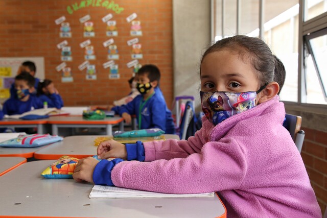 Chao tapabocas en colegios y universidades a partir del 15 de mayo A raíz de la petición que le hizo la alcaldesa Claudia López al Gobierno Nacional respecto al uso del tapabocas en los colegios y universidades, hace pocos minutos se conoció por parte del Ministerio de Salud que se eliminará el uso del tapabocas en las aulas de los colegios y universidades.
