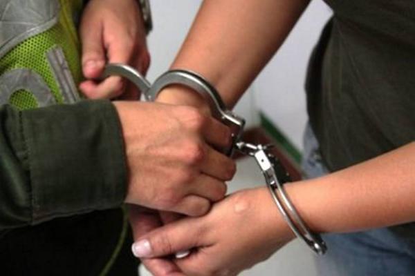 A la cárcel compositor vallenato 'Tico' Mercado por golpear a su exnovia Un juez de Valledupar (Cesar) impuso medida de aseguramiento en centro carcelario al compositor y cantante vallenato Alberto Antonio Mercado por ser el presunto responsable de atacar e intimidar a su ex novia.