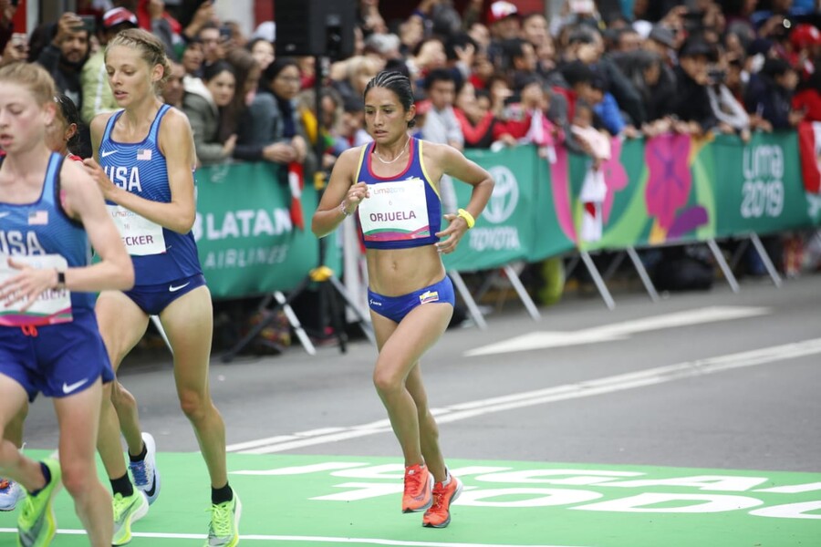 Entrevista con Angie Orjuela, la bogotana que correrá la Maratón de Boston 1 Entrevista con Angie Orjuela, la bogotana que correrá la Maratón de Boston Con la participación de 4 mil corredores se disputará hoy la edición número 126 de la Maratón de Boston (EE. UU.), la competencia de ese tipo más antigua e importante del mundo. Y una bogotana buscará hacer historia en dicha carrera, Angie Orjuela. La atleta, de 32 años, se siente preparada y motivada para este gran reto, el cual considera un sueño hecho realidad. Q’HUBO habló con ella antes de entrar en acción.