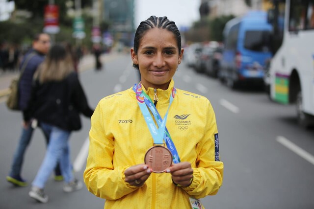 Entrevista con Angie Orjuela, la bogotana que correrá la Maratón de Boston 2 Entrevista con Angie Orjuela, la bogotana que correrá la Maratón de Boston Con la participación de 4 mil corredores se disputará hoy la edición número 126 de la Maratón de Boston (EE. UU.), la competencia de ese tipo más antigua e importante del mundo. Y una bogotana buscará hacer historia en dicha carrera, Angie Orjuela. La atleta, de 32 años, se siente preparada y motivada para este gran reto, el cual considera un sueño hecho realidad. Q’HUBO habló con ella antes de entrar en acción.