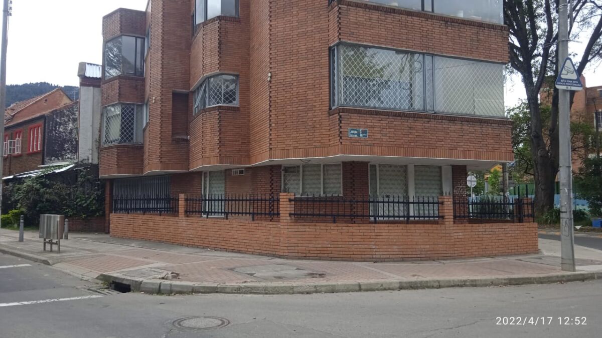 Por una cicla le arrebatan la vida a Cristian 1 Por una cicla le arrebatan la vida a Cristian Cada vez que se piensa que Bogotá no podía estar más insegura, el rostro de la delincuencia siempre nos recuerda lo implacable que es el delito en la capital. La noche de este sábado Cristian Camilo Sedano Chaparro se convirtió en la nueva víctima de la despiadada delincuencia, que ya ha cobrado la vida de muchos jóvenes llenos de sueños. El joven, de aproximadamente 26 años, resultó apuñalado en medio de un brutal atraco.