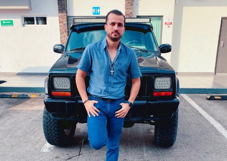 Atroz crimen de 'Youtuber' mientras se dirigía a su casa Un youtuber mexicano, conocido como 'Compa Jorge', el pasado lunes 18 de abril fue brutalmente asesinado cuando iba llegando a su vivienda luego de terminar de vacacionar. Según la información que se conoce, el creador de contenido recibió 10 impactos de bala.