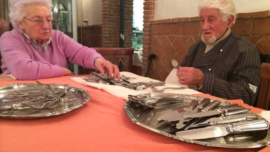 Pareja de abuelos es velada en su cama matrimonial El amor para la eternidad si existe, así se vivió en Italia donde velaron a una pareja de abuelitos en su cama matrimonial para evitar separarlos.