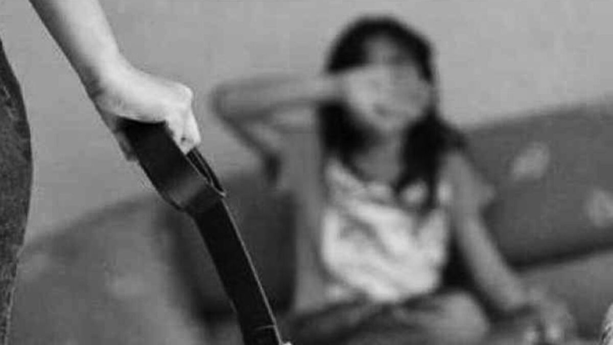 A la cárcel hombre que mató a su hija a golpes por no saber tocar el piano 1 A la cárcel hombre que mató a su hija a golpes por no saber tocar el piano Un sujeto identificado como Andrés Francisco Cruz, la tarde de este lunes, fue enviado a la cárcel por golpear a su hija hasta ocasionarle la muerte. Los hechos ocurrieron al interior de una vivienda del barrio Quinta Ramos, en la localidad de San Cristóbal, al sur de la capital, este fin de semana.