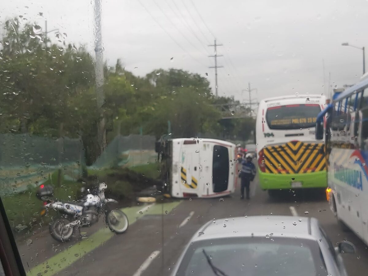 Equipo de City Tv fue agredido violentamente en la AutoNorte 1 Equipo de City Tv fue agredido violentamente en la AutoNorte El equipo periodístico de City Noticias fue agredido violentamente, cuando acudió en horas de la mañana a la AutoNorte con Calle 197 donde se presentó el volcamiento de un bus escolar del Colegio Gimnasio Los Arrayanes.