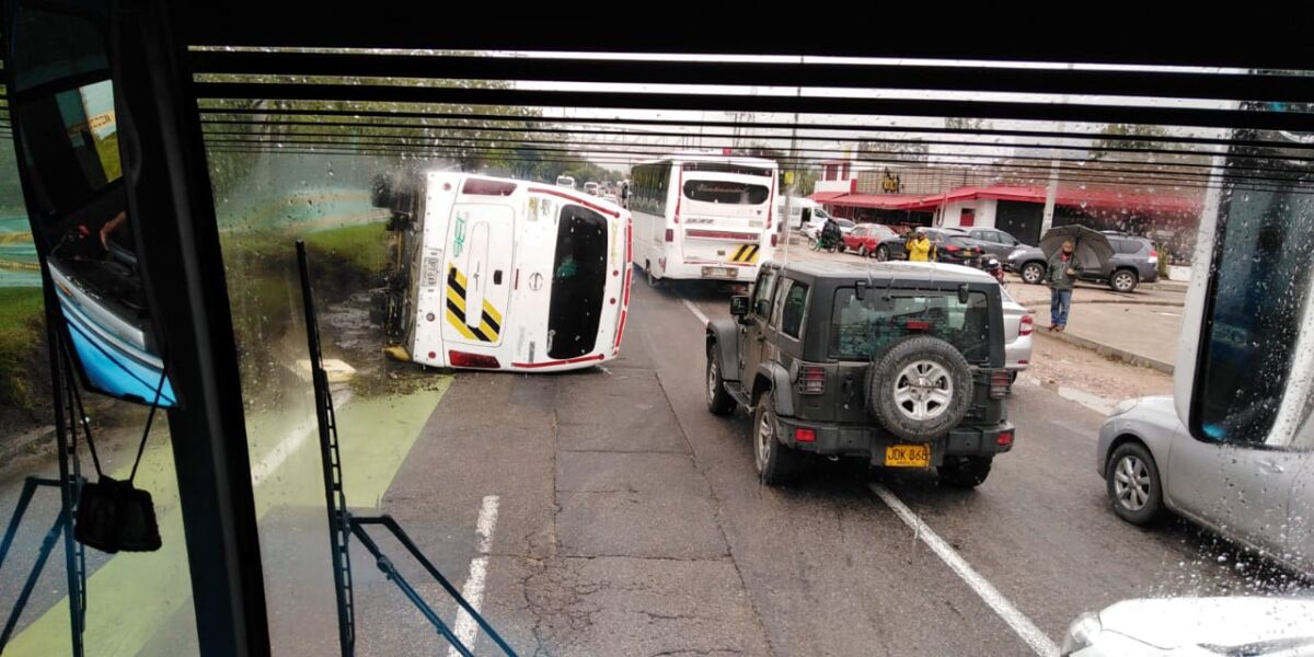 Aparatoso accidente de bus escolar en la Autonorte En horas de la mañana de este jueves se registró el volcamiento de un bus escolar que se movilizaba por la Autopista Norte con calle 197 en el sentido sur-norte.