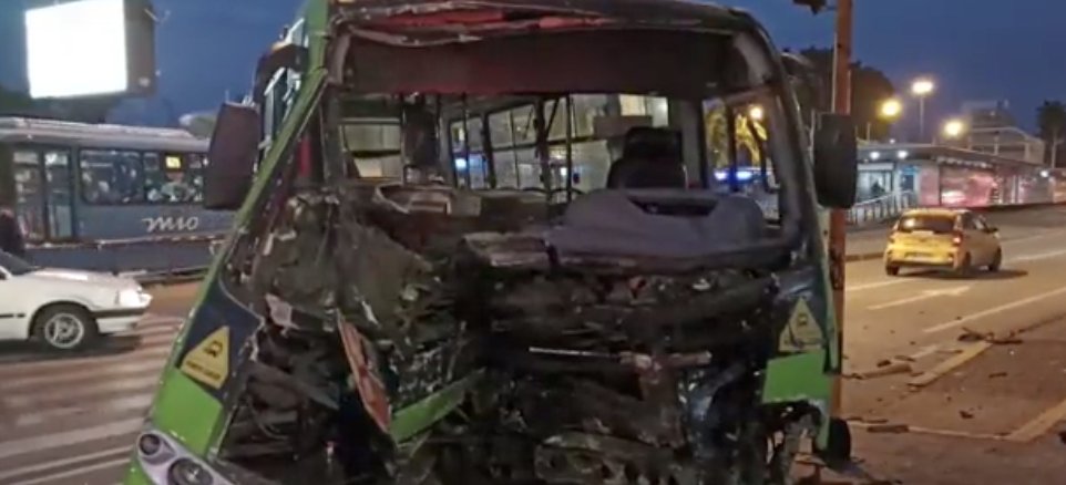 El exfutbolista Freddy Rincón resultó herido tras aparatoso accidente 2 El exfutbolista Freddy Rincón resultó herido tras aparatoso accidente En la madrugada de este lunes 11 de abril, se reportó un accidente de tránsito, donde el ex futbolista de la selección Colombia Freddy Rincón, resultó lesionado. El sinestro vial se presentó en la calle 5 con carrera 34 en la ciudad de Cali.