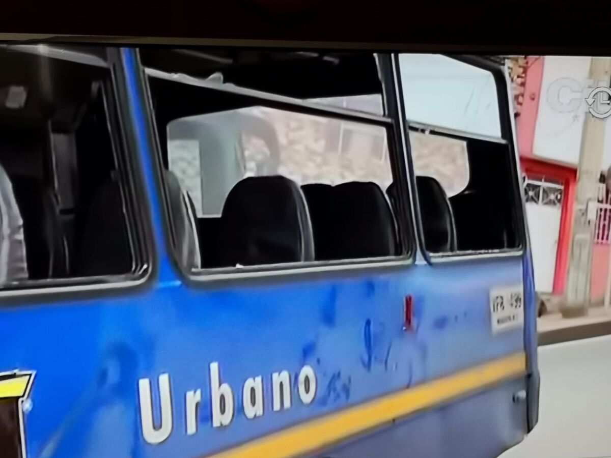 Grave accidente en Ciudad Bolívar entre dos buses dejó varios heridos En las últimas horas se registró un aparatoso accidente entre dos buses al parecer por fallas mecánicas de uno de ellos en el barrio Juan Pablo Segundo de la localidad de Ciudad Bolívar. El hecho dejó varias personas lesionadas que tuvieron que ser atendidas por paramédicos.
