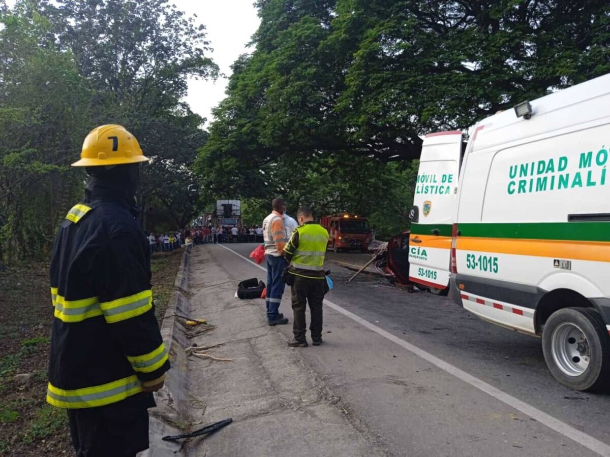 Familia bogotana muere en trágico accidente Cinco miembros de una misma familia bogotana perdieron la vida en un trágico accidente de tránsito registrado la mañana de este martes en el municipio zona Bananera, a la altura del kilómetro 73 más 900 vía Río Ariguaní - Yé de Ciénaga sector de La Tigra.