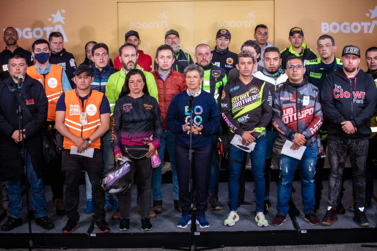 Última hora: acuerdo entre Alcaldía y motociclistas 1 Última hora: acuerdo entre Alcaldía y motociclistas Inicialmente, se habló de la identificación de la placa de la moto, la cual debe ser visible para la autoridad y para las cámaras de seguridad, sin embargo, se flexibilizó esta medida para que los motociclistas puedan escoger si la colocan en las dimensiones y especificaciones acordadas en el casco o en la prenda reflectiva que deben llevar.