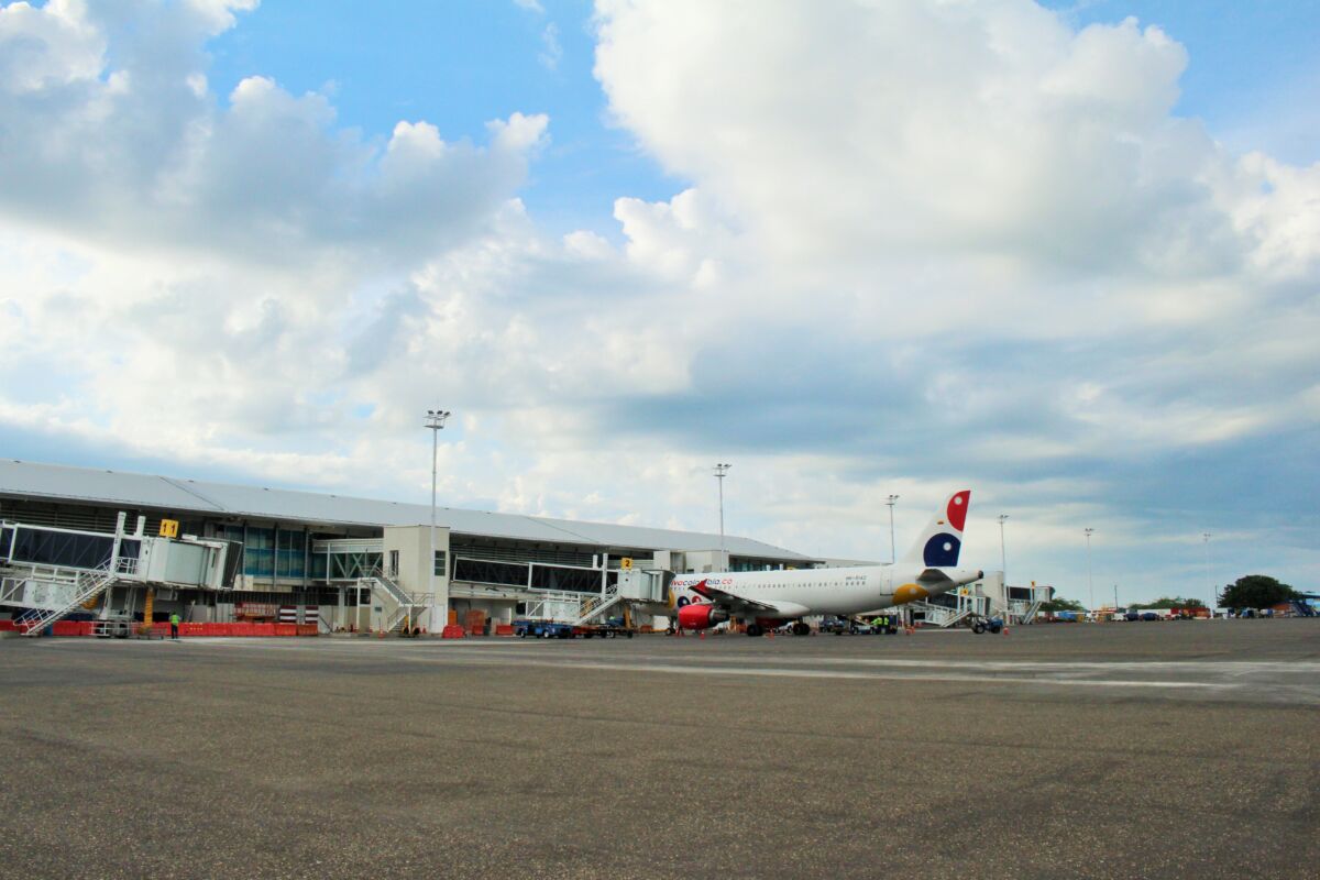 570.000 viajeros en aeropuertos desde el Martes Santo 5 570.000 viajeros en aeropuertos desde el Martes Santo El balance de los usuarios del transporte aéreo en el país desde el martes hasta este Viernes Santo da cuenta de que más de medio millón de personas han hecho uso de estos servicios, según las proyecciones de la Aeronáutica Civil de Colombia (Aerocivil).