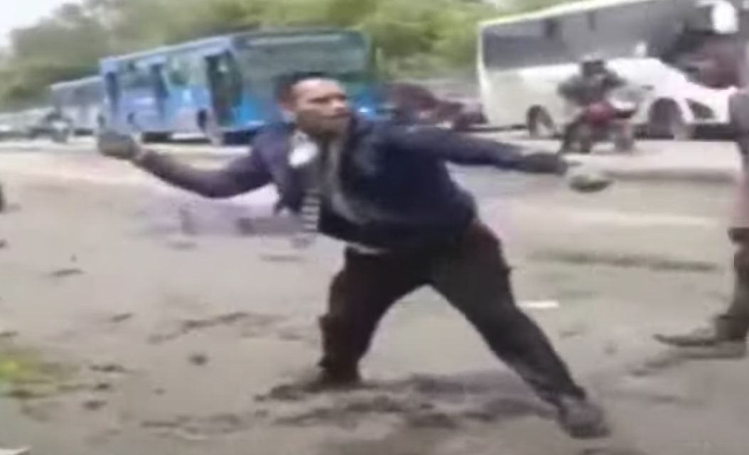 Equipo de City Tv fue agredido violentamente en la AutoNorte 2 Equipo de City Tv fue agredido violentamente en la AutoNorte El equipo periodístico de City Noticias fue agredido violentamente, cuando acudió en horas de la mañana a la AutoNorte con Calle 197 donde se presentó el volcamiento de un bus escolar del Colegio Gimnasio Los Arrayanes.