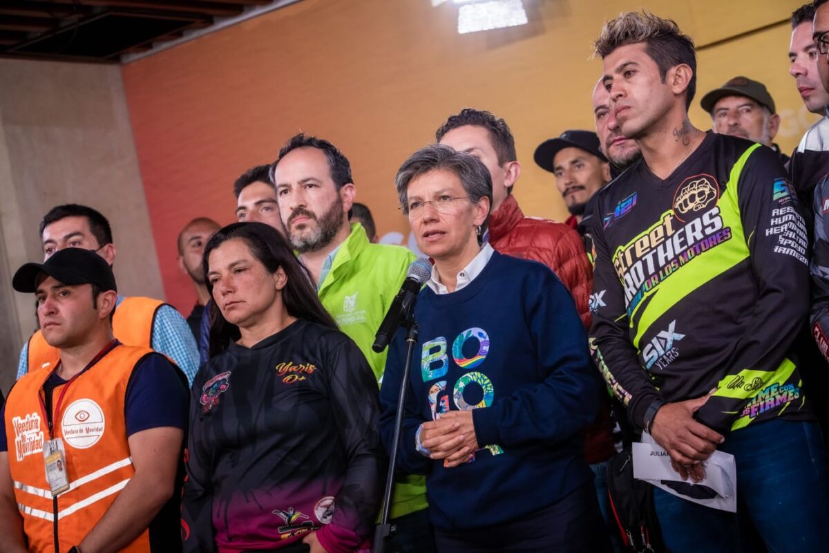 Última hora: acuerdo entre Alcaldía y motociclistas Inicialmente, se habló de la identificación de la placa de la moto, la cual debe ser visible para la autoridad y para las cámaras de seguridad, sin embargo, se flexibilizó esta medida para que los motociclistas puedan escoger si la colocan en las dimensiones y especificaciones acordadas en el casco o en la prenda reflectiva que deben llevar.
