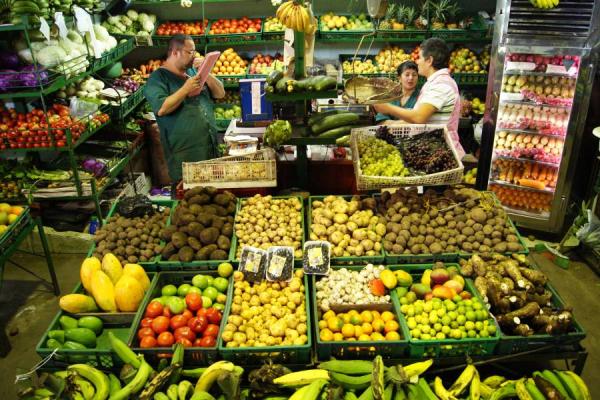 Los riesgos por el alza de la inflación en Colombia 2 Los riesgos por el alza de la inflación en Colombia El Fondo Monetario Internacional (FMI) aseguró que la inflación ha afectado a las economías más grandes de Latinoamérica, lo cual ha llevado a los bancos centrales de los países a elevar la tasa de interés.