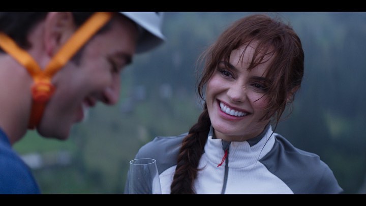 Ana Lucía está feliz por actuar en una serie de Netflix 2 Ana Lucía está feliz por actuar en una serie de Netflix La esposa de Simón (Michel Brown) es asesinada para extraerle el corazón y trasplantarlo a Camila (Ana Lucía Domínguez), la mujer de un hombre adinerado, Zacarías (Sebastián Martínez). En busca de venganza, Simón se sumerge en el peligroso mundo del tráfico de órganos. En su frenética búsqueda, el destino hará que se enamore de Camila, la mujer que sobrevivió gracias al corazón de su esposa asesinada.