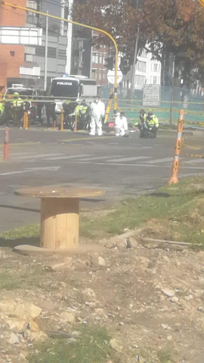 Arrolló y abandonó a una peatón 1 Arrolló y abandonó a una peatón Hacia las 6:25 de la mañana del Jueves Santo se presentó un terrible hecho en las calles del norte de la ciudad, cuando un carro se llevó por delante a una mujer que, al parecer, se dirigía hacia su trabajo.