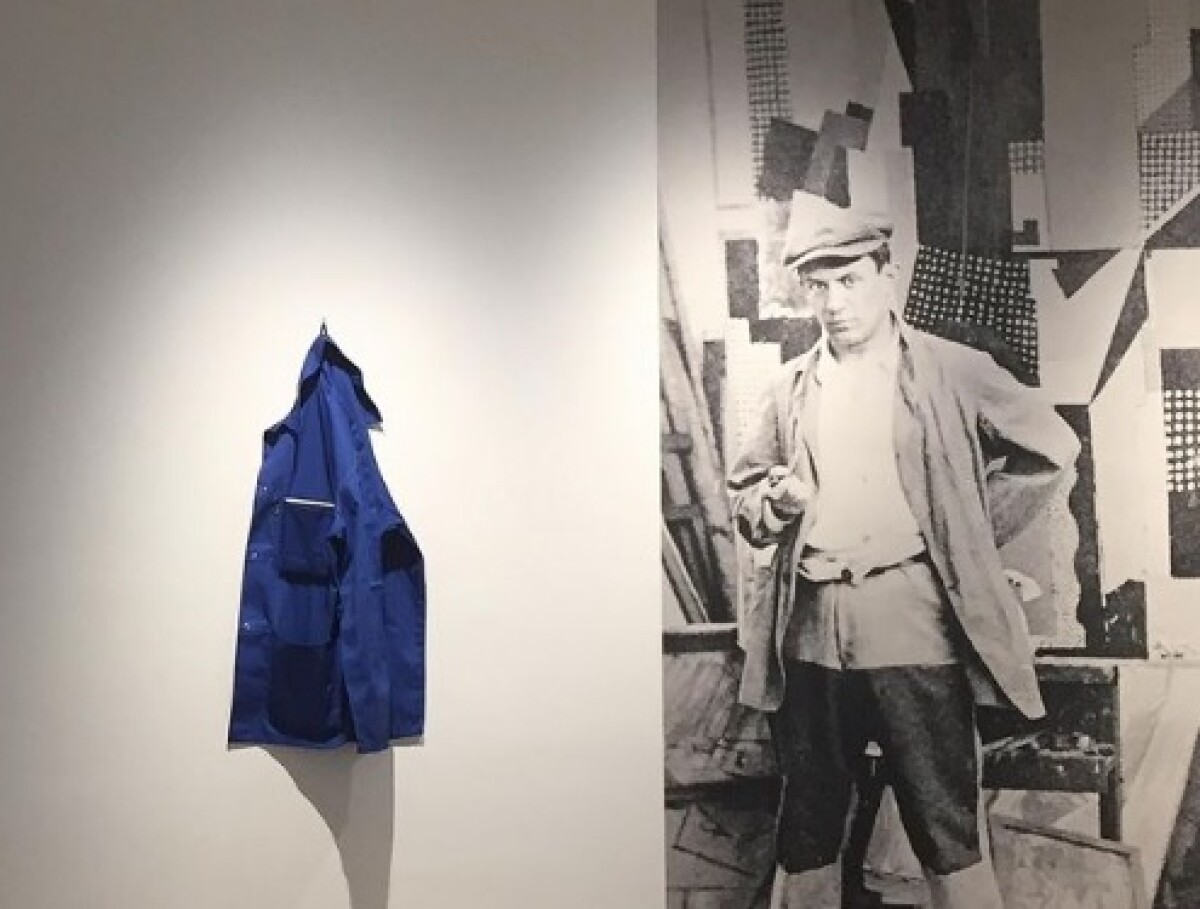 Mujer se llevó obra de arte pensando que era una chaqueta olvidada Un hecho de no creer sucedió en un museo en París, cuando una mujer de 72 años sacó una obra de arte pensando que se trataba de una chaqueta que había sido abandonada en el lugar.