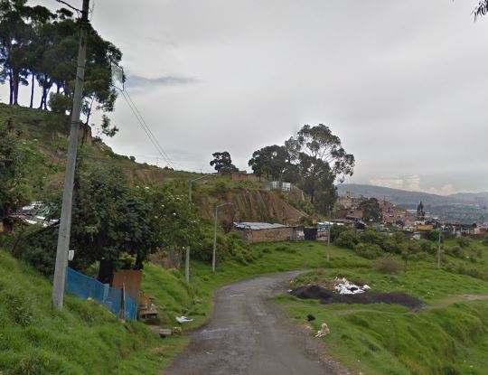 Asesinato a plena luz del día 10 Asesinato a plena luz del día Tendido boca abajo en medio de la vía, con lago hemático a su alrededor y dos disparos en la cabeza, fue hallado un joven en la mañana de ayer por los habitantes de la zona, escena que dejó perplejos a quienes, a lo lejos, observaron el cadáver. Nadie supo de dónde era el muchacho, pero bastó con ver su ropa limpia para comprobar que se trataba de alguien a quien su familia lo busca hoy desesperadamente. Por desgracia, no fue identificado por las autoridades porque no llevaba documentos.