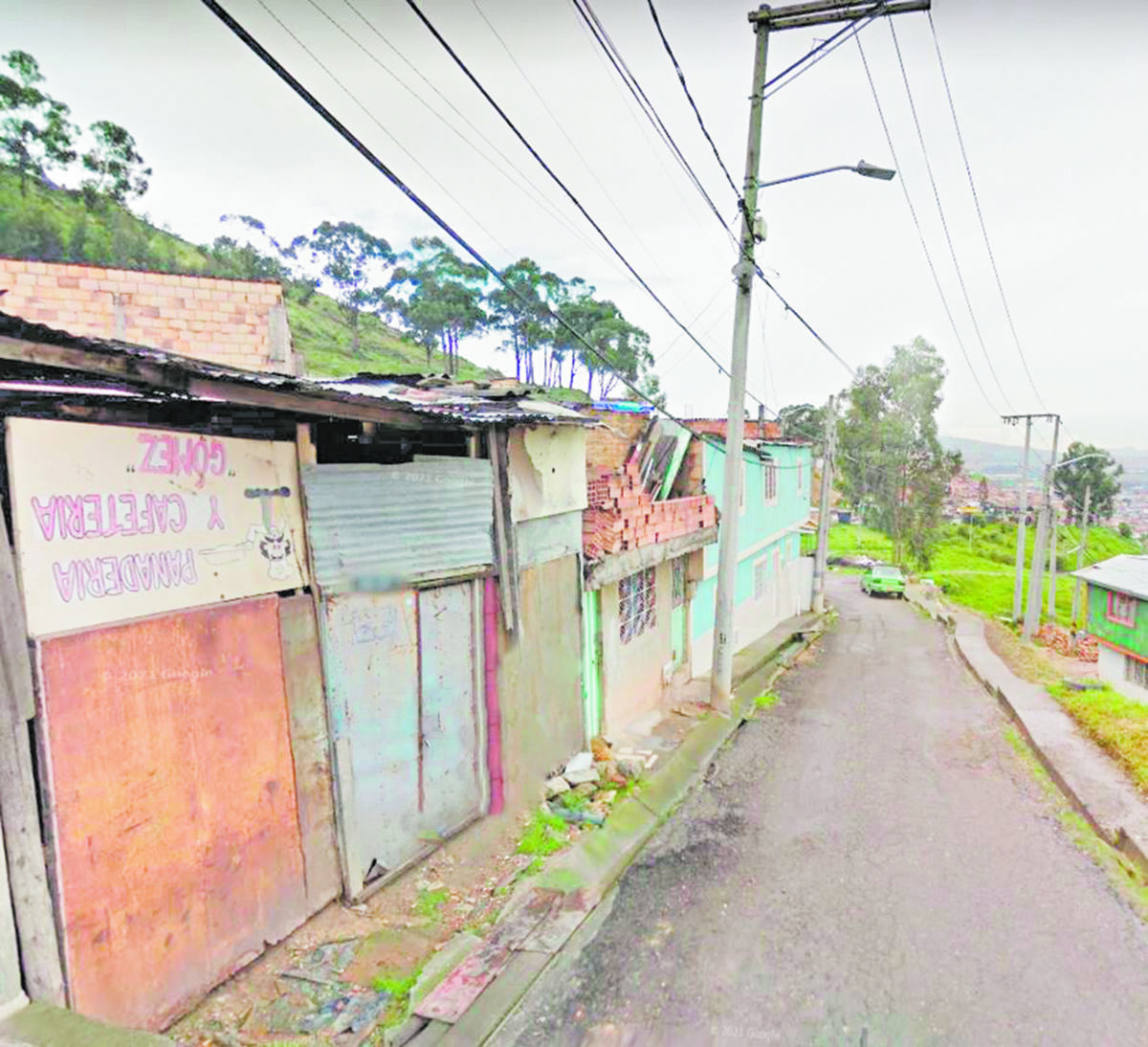 Asesinato a plena luz del día Tendido boca abajo en medio de la vía, con lago hemático a su alrededor y dos disparos en la cabeza, fue hallado un joven en la mañana de ayer por los habitantes de la zona, escena que dejó perplejos a quienes, a lo lejos, observaron el cadáver. Nadie supo de dónde era el muchacho, pero bastó con ver su ropa limpia para comprobar que se trataba de alguien a quien su familia lo busca hoy desesperadamente. Por desgracia, no fue identificado por las autoridades porque no llevaba documentos.