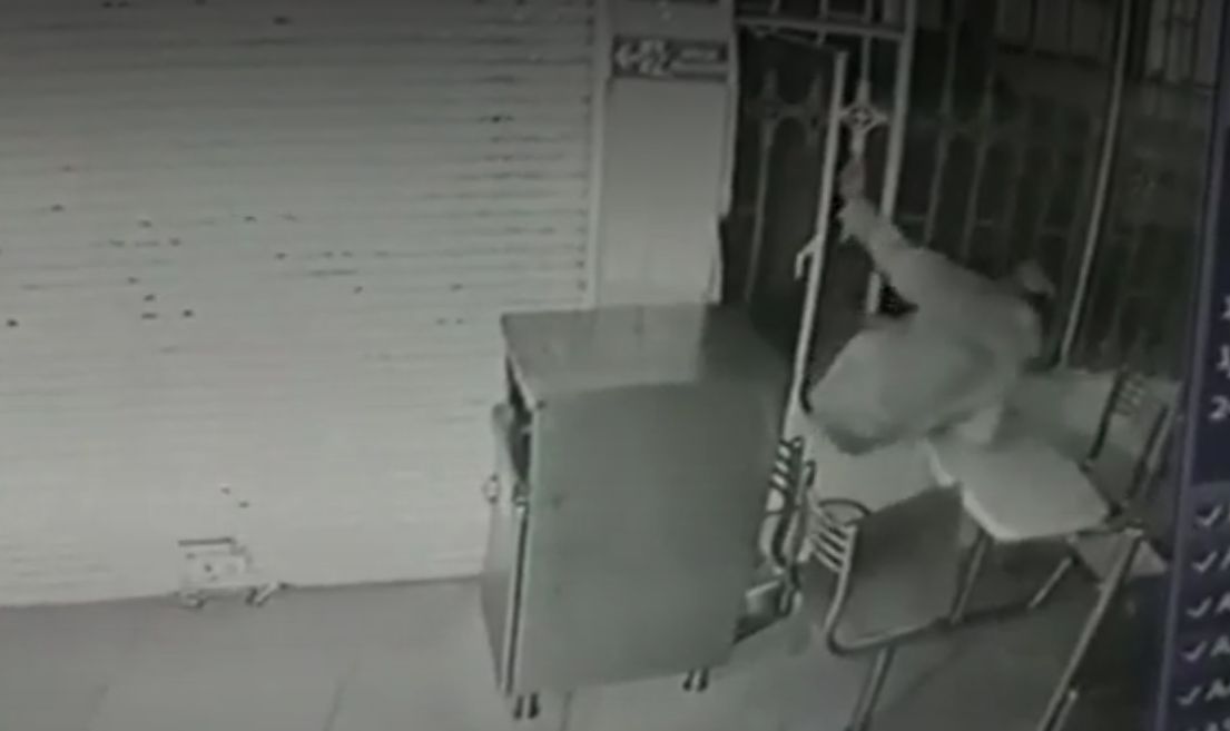 Pille cómo hurtan en el sur de Bogotá En las últimas horas salió a luz un video, en el que quedó registrado el intento de hurto a un establecimiento comercial en el barrio Quiroga, al sur de Bogotá.