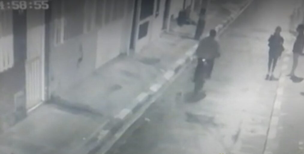 Cruel atraco a pareja en Kennedy 1 Cruel atraco a pareja en Kennedy En horas de la madrugada de este lunes, en una de las calles del barrio Palenque en Kennedy, una pareja que esperaba transporte a las afueras de una vivienda, fue vilmente atacada por ladrones, que sin importar las suplicas de las víctimas para no ser lastimadas, les dispararon.