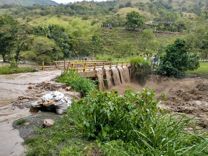 11 muertos y 7 desaparecidos por avalancha en Abriaquí Antioquia Antioquia se levantó con una lamentable noticia este jueves 7 de abril. El informe preliminar presentado por el Departamento Administrativo de Gestión del Riesgo de Antioquia (Dagran) indica que 11 personas murieron en Abriaquí, Antioquia, a causa de una avenida torrencial. Se presume que hay siete personas desaparecidas.