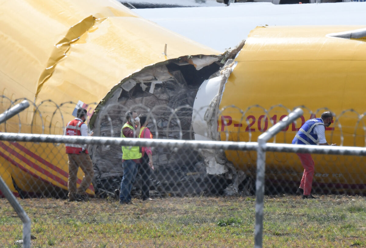 EN VIDEO: Avión se parte en dos en aterrizaje de emergencia 1 EN VIDEO: Avión se parte en dos en aterrizaje de emergencia Un avión de carga se partió este jueves mientras aterrizaba de emergencia en el aeropuerto Internacional Juan Santamaría de San José, en Costa Rica, en un accidente sin víctimas que ha provocado el cierre temporal de las instalaciones, informaron las autoridades.