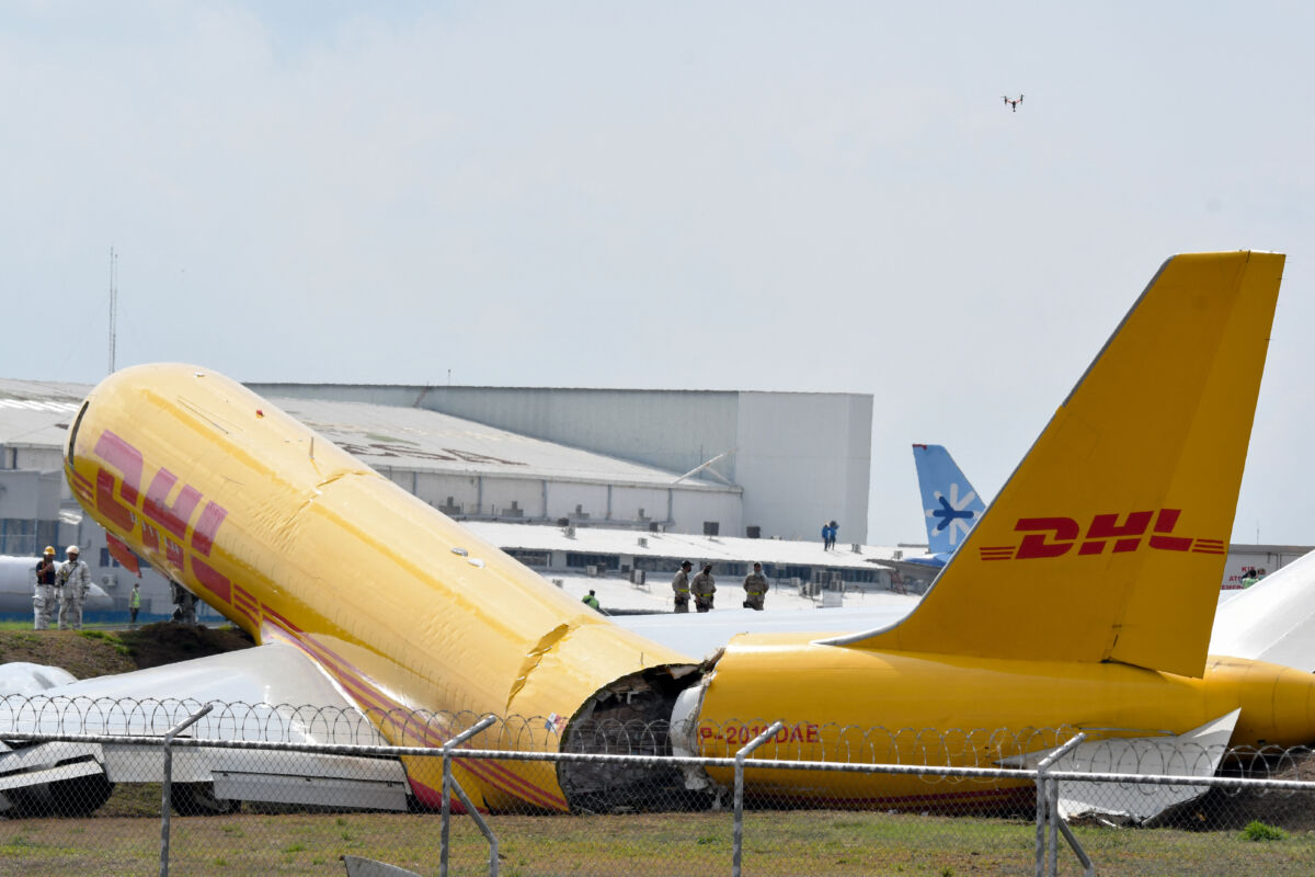 EN VIDEO: Avión se parte en dos en aterrizaje de emergencia 7 EN VIDEO: Avión se parte en dos en aterrizaje de emergencia Un avión de carga se partió este jueves mientras aterrizaba de emergencia en el aeropuerto Internacional Juan Santamaría de San José, en Costa Rica, en un accidente sin víctimas que ha provocado el cierre temporal de las instalaciones, informaron las autoridades.
