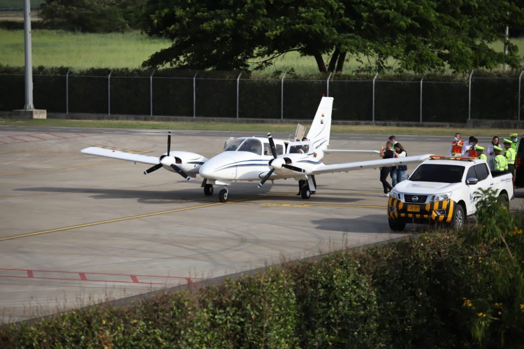 Avioneta con el cuerpo de Freddy Rincón ya vuela rumbo a Buenaventura En la tarde de este jueves, despegó desde el aeropuerto Alfonso Bonilla Aragón la avioneta que lleva el cuerpo de Freddy Rincón rumbo a Buenaventura para su último adiós.