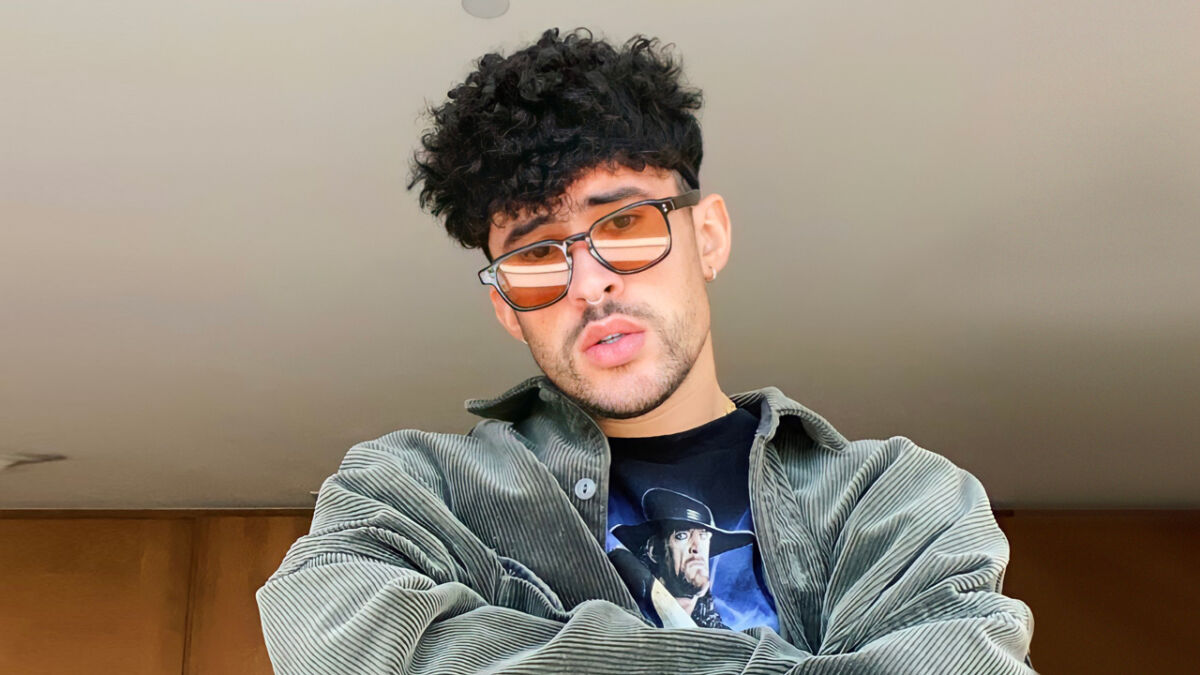 Critican a Bad Bunny por su reacción al ser golpeado con un celular en un concierto 1 Critican a Bad Bunny por su reacción al ser golpeado con un celular en un concierto Últimamente el cantante Bad Bunny recibe críticas por sus actitudes en los conciertos, recientemente fue por la forma en la que reaccionó en un concierto en el que le pegaron en una pierna con un celular.