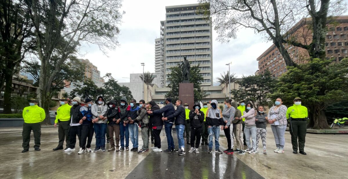 Duro golpe a bandas delincuenciales que operaban en el centro de Bogotá 1 Duro golpe a bandas delincuenciales que operaban en el centro de Bogotá Dos peligrosas bandas delincuenciales que operaban en el centro de la capital, fueron desarticuladas en las últimas horas. Las autoridades lograron capturar a 17 integrantes de las redes 'La Central' y 'Los Chacón', quienes se dedicaban a la venta de sustancias psicoactivas.