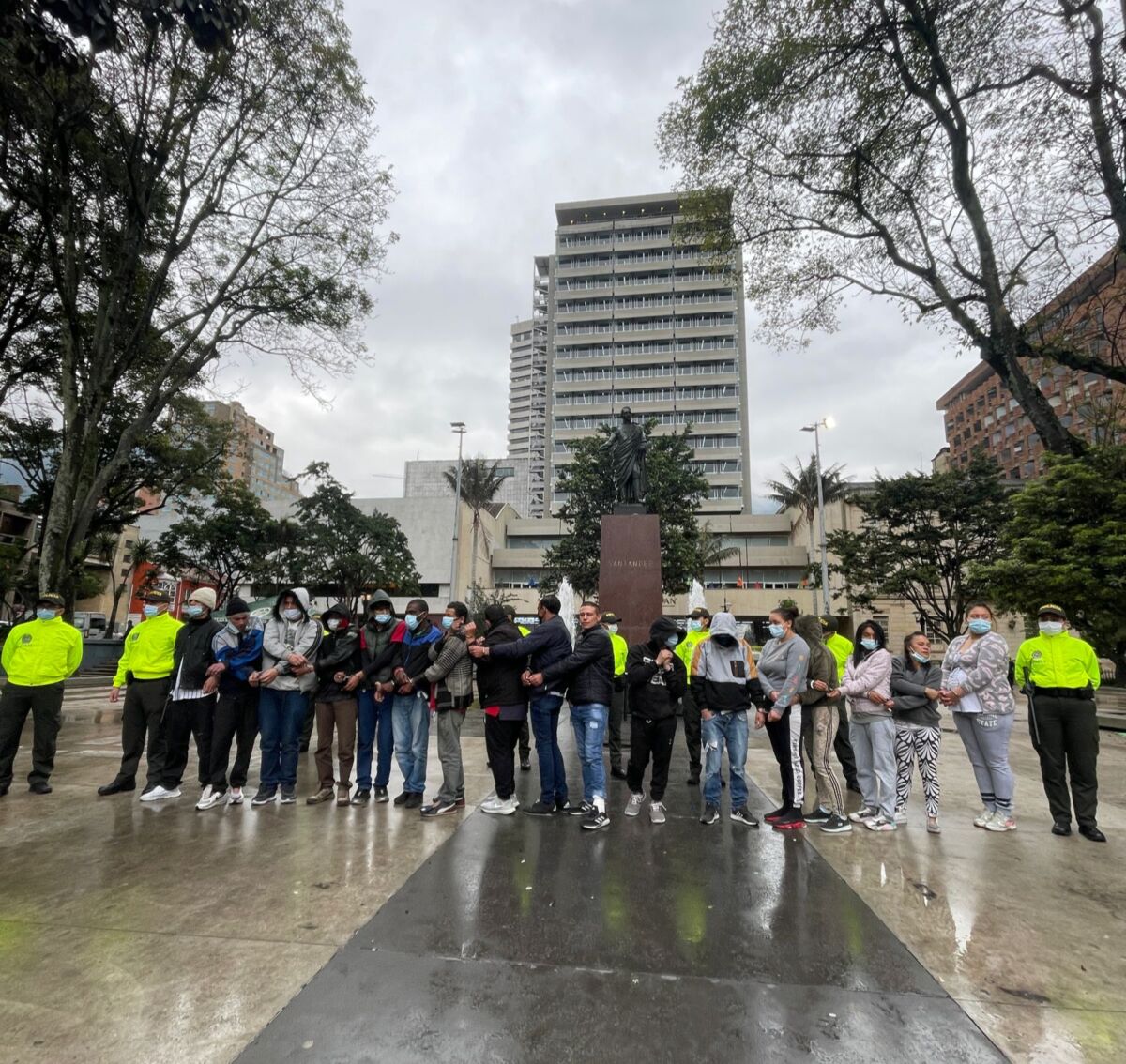 Duro golpe a bandas delincuenciales que operaban en el centro de Bogotá 1 Duro golpe a bandas delincuenciales que operaban en el centro de Bogotá Dos peligrosas bandas delincuenciales que operaban en el centro de la capital, fueron desarticuladas en las últimas horas. Las autoridades lograron capturar a 17 integrantes de las redes 'La Central' y 'Los Chacón', quienes se dedicaban a la venta de sustancias psicoactivas.