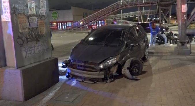 Bandidos se accidentaron mientras huían de la Policía 7 Bandidos se accidentaron mientras huían de la Policía Unos ladrones intentaron húrtales un vehículo a una familia en la localidad de Puente Aranda, sin embargo, las víctimas pusieron resistencia y dieron aviso a las autoridades, por lo que los bandidos se dieron a la fuga, pero en la huida, chocaron contra un andén y una viga en la avenida NQS.